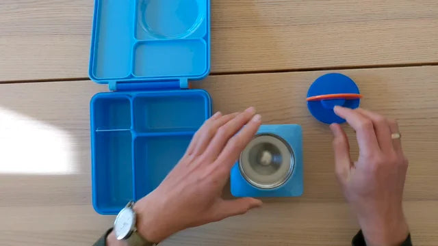 Load video: 2nd Gen OmieBox - How to Assemble the Thermos from Nancy Yen on Vimeo.